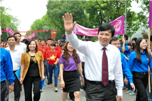 Hon 3.000 ban tre tung bung ra quan mua he tinh nguyen 2013