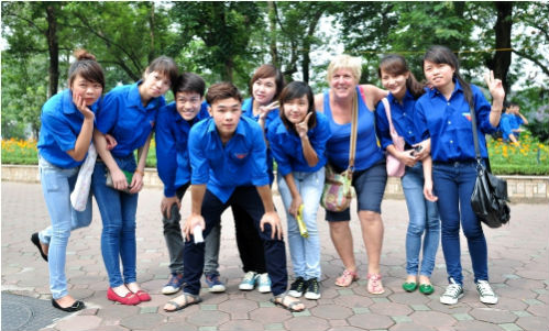 Hon 3.000 ban tre tung bung ra quan mua he tinh nguyen 2013
