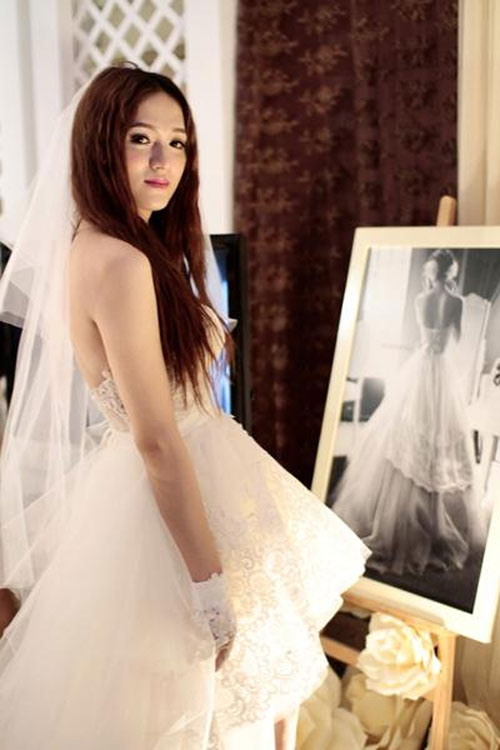 Hương Giang idol lộng lẫy khi mặc váy cưới