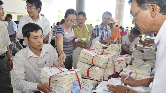 Nop ho so thi DH-CD 2013 khu vuc phia Nam: Kinh te “that sung\