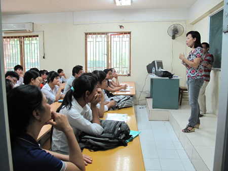 Thí sinh đang nghe cán bộ coi thi phổ biến Quy chế thi ĐH, CĐ năm 2012