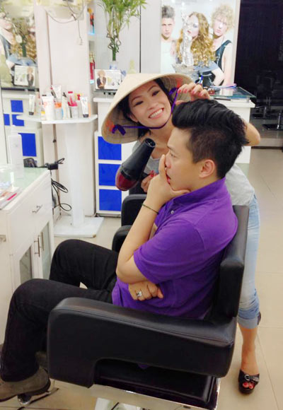 "Chị Chanh" tinh nghịch đội nón lá, làm tóc cho "anh Hai" Lam Trường.