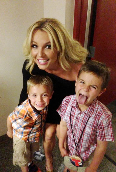 Công chúa nhạc pop Britney Spears khoe ảnh chụp tình cảm với hai chàng