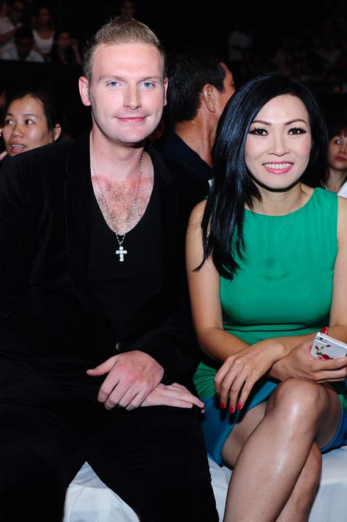 Dam Vinh Hung banh bao di xem chung ket Cap doi hoan hao