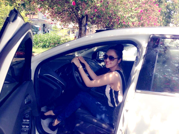 Nữ ca sĩ trẻ Bảo Anh tươi tắn tạo dáng trên chiếc xế hộp mới tậu và chú thích: "