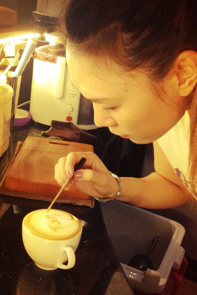 tự tay pha chế đồ uống để tặng khách trong quán cafe của cô.