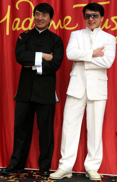 Thành Long đứng bên cạnh tượng sáp của mình ở Madame Tussauds, Hong Kong.