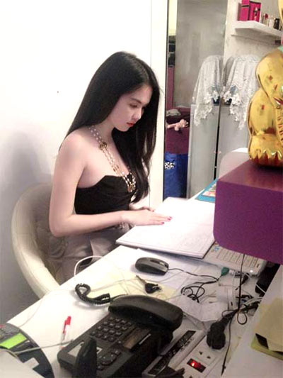 Ngọc Trinh ngồi tổng kết sổ sách sau một ngày kinh doanh của cửa hàng.