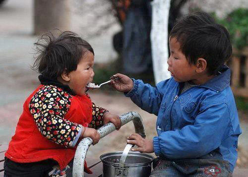 "Ăn đi em". Ảnh: Sina.