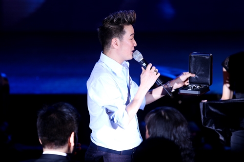 Dam Vinh Hung tro tai kheo leo giup \
