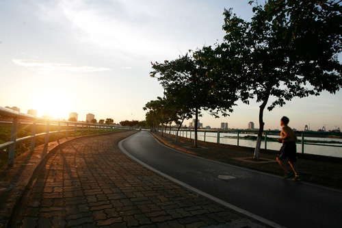 Nang nong bien Ho Tay thanh be boi cong cong