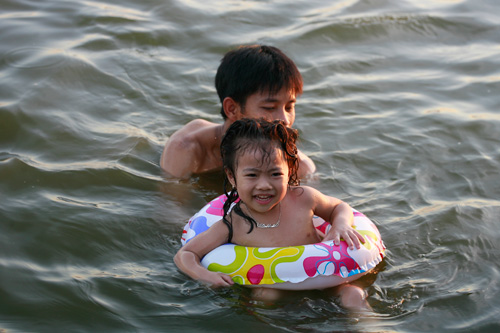 Nang nong bien Ho Tay thanh be boi cong cong