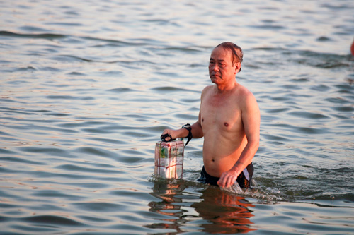 Nang nong bien Ho Tay thanh be boi cong cong