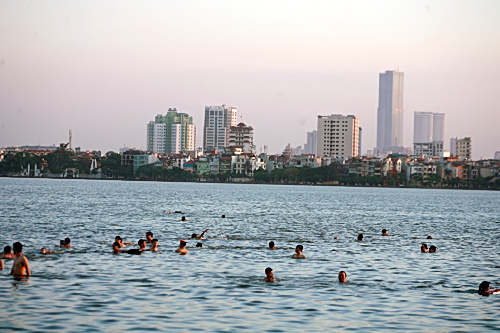 Nang nong bien Ho Tay thanh be boi cong cong