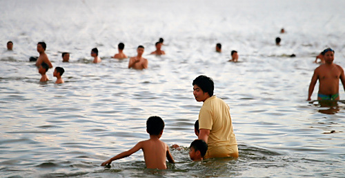 Nang nong bien Ho Tay thanh be boi cong cong