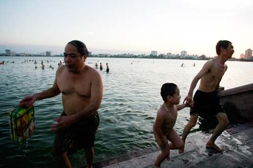 Nang nong bien Ho Tay thanh be boi cong cong