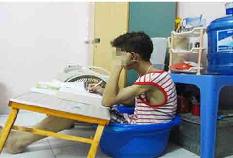 Cười vỡ bụng cách chống nóng 'tự chế' của sinh viên