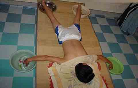 Cười vỡ bụng cách chống nóng 'tự chế' của sinh viên
