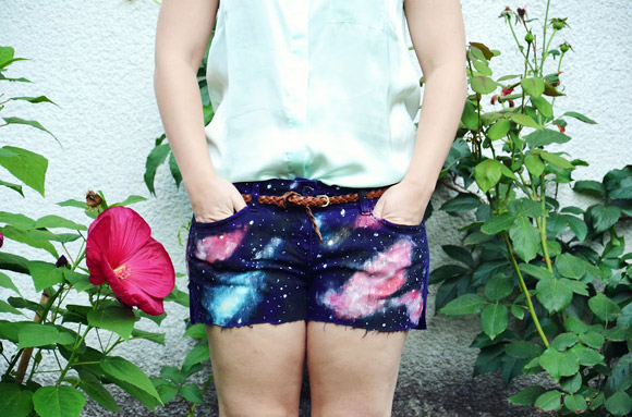 F5 quần short họa tiết Galaxy đón hè