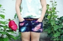 Mùa hè năng động với quần short họa tiết Galaxy ấn tượng
