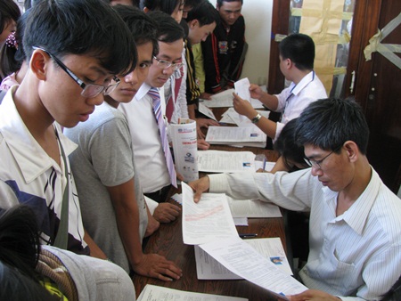 Tuyen sinh DH, CD 2013: Co nen can cu vao ty le choi?