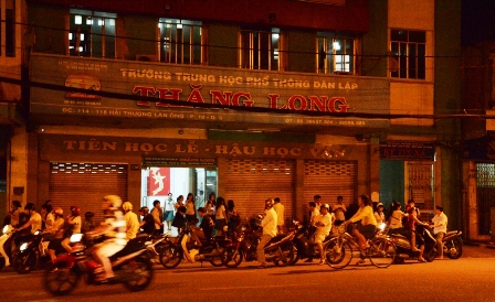 Gần 22g học sinh trường dân lập Thăng Long mới kết thúc một ngày học tập của mình