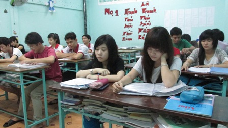 Gần 22g học sinh trường dân lập Thăng Long mới kết thúc một ngày học tập của mình
