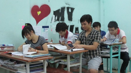 Gần 22g học sinh trường dân lập Thăng Long mới kết thúc một ngày học tập của mình