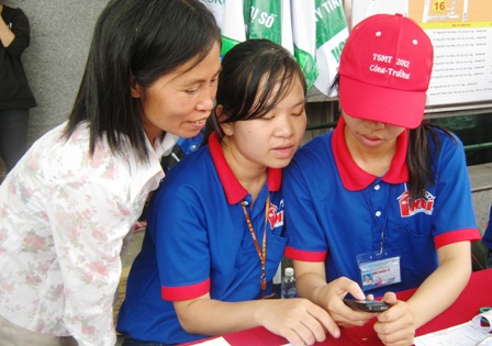 Sinh viên tình nguyện hỗ trợ phụ huynh trong kỳ 88Kinh tải ứng dụng về điện thoại ĐH, CĐ 2012