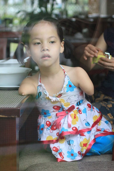 Gap go co be khong tay chan \