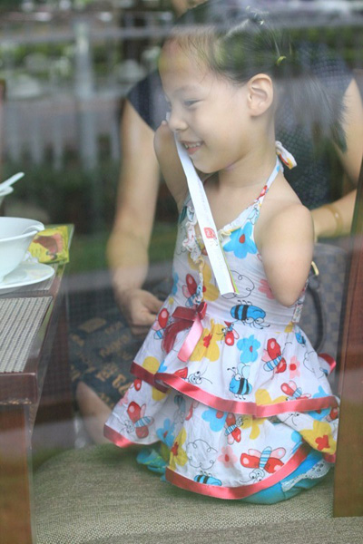 Gap go co be khong tay chan \