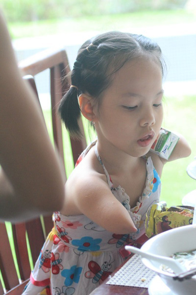 Gap go co be khong tay chan \