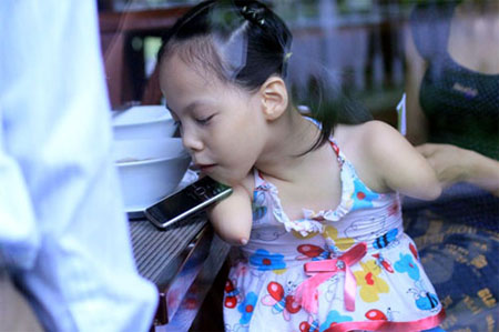Gap go co be khong tay chan \
