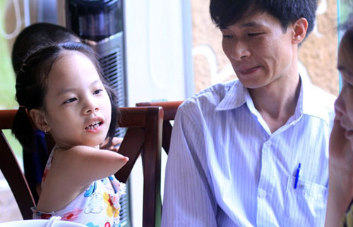 Gap go co be khong tay chan \