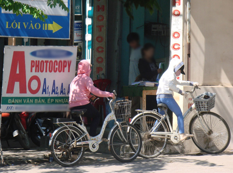 Hai học sinh nam vừa đi, 2 học sinh nữ vừa đến tìm mua phao thi mini.