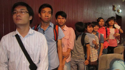 Gay cấn thi tuyển để đi tiếp sức mùa thi