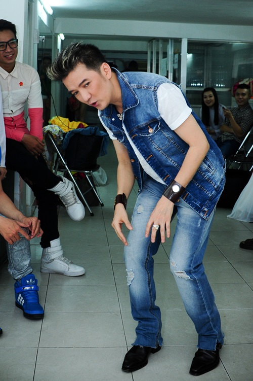 Lam Chi Khanh do ve nu tinh cung Huong Giang Idol