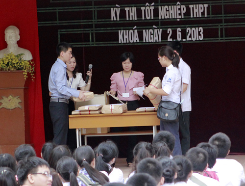 Thi sinh toan quoc bat dau thi tot nghiep THPT mon Van nam 2013