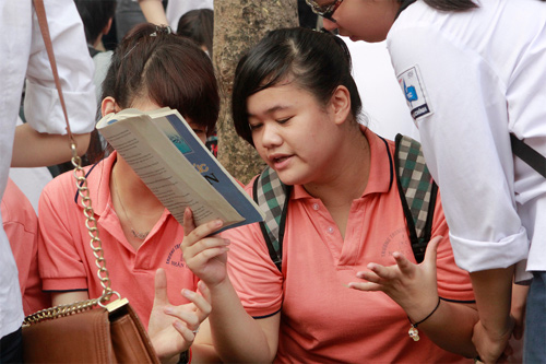 Thi sinh toan quoc bat dau thi tot nghiep THPT mon Van nam 2013