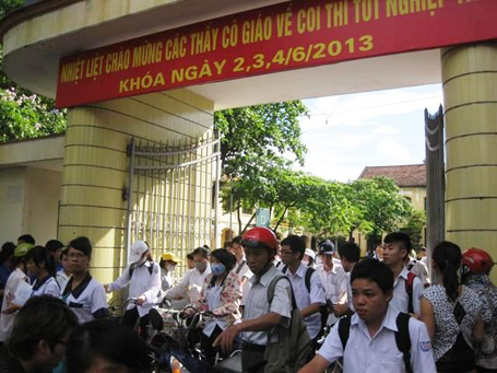 Thí sinh Hải Phòng hoàn thành ngày thi đầu tiên của kỳ thi tốt nghiệp THPT 2013. (Ảnh: Thu Hằng)