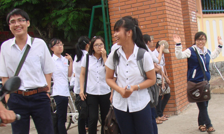 Thí sinh Quảng Ngãi kết thúc ngày thi đầu tiên. (Ảnh: Hồng Long)