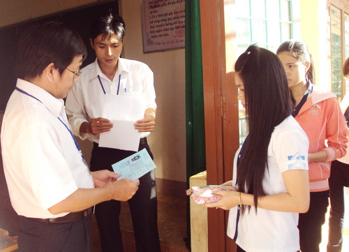 Thí sinh làm thủ tục vào phòng thi