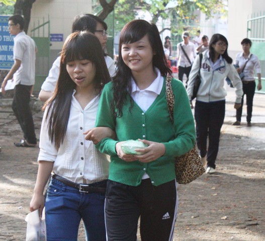 Thí sinh cười rạng ngời tự tin bước vào phòng thi. (Ảnh: Doãn Công)