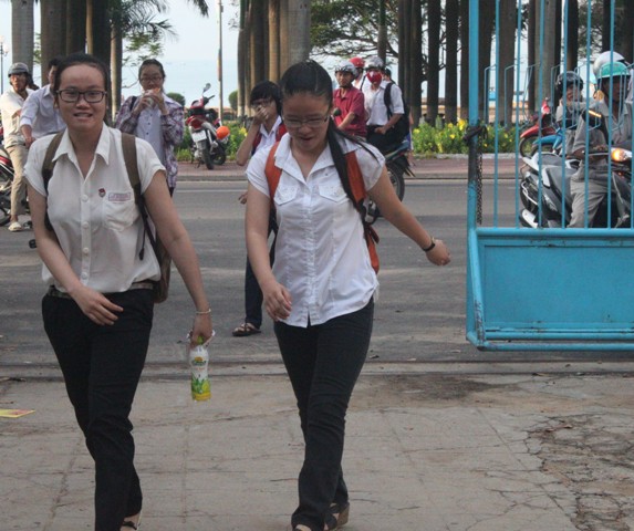 Thí sinh cười rạng ngời tự tin bước vào phòng thi. (Ảnh: Doãn Công)