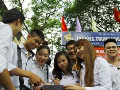 Học sinh thảo luận sau khi thi xong. Ảnh minh họa