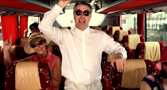 Giữ lời hứa với HS thầy hiệu trưởng nhảy Gangnam style cực giống Psy