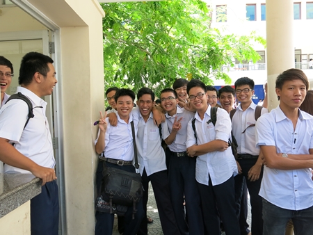 Các thí sinh đều tươi tỉnh, vui vẻ kết thúc buổi thi môn Văn. (Ảnh: Khánh Hiền)