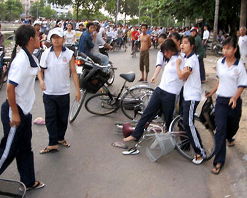 Học đường bạo lực do ảnh hưởng của xã hội bạo lực