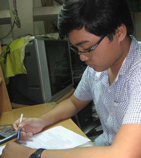 Em Hùng Phong chuẩn bị cho kỳ thi đại học.