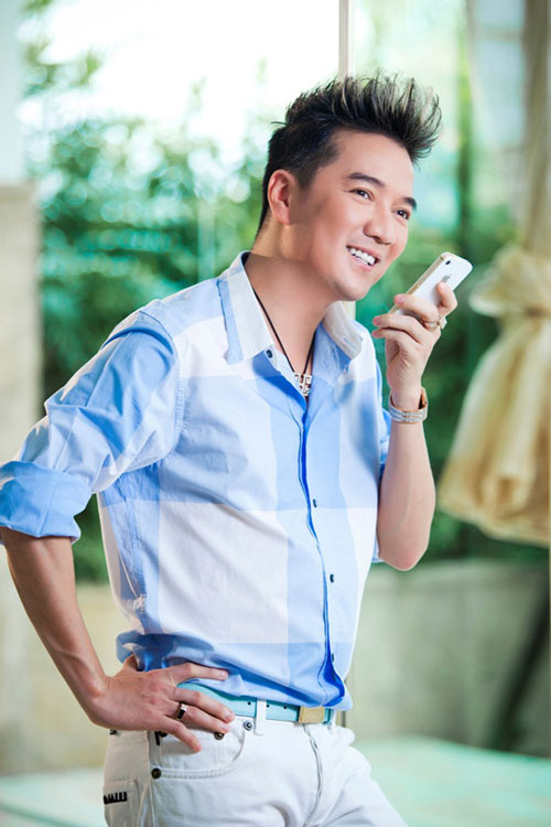 Dam Vinh Hung kiem bon tien tu viec ca hat chinh